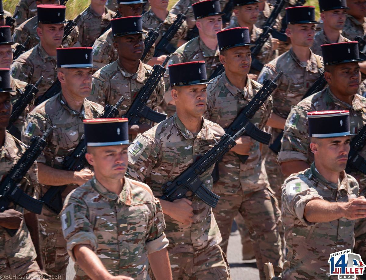 Soldats du régiment au défilé du 14 juillet, en képi, fusil à l'épaule