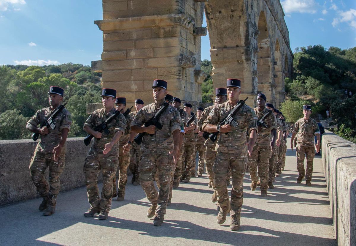 Une section du régiment en marche sur le pont du Gard