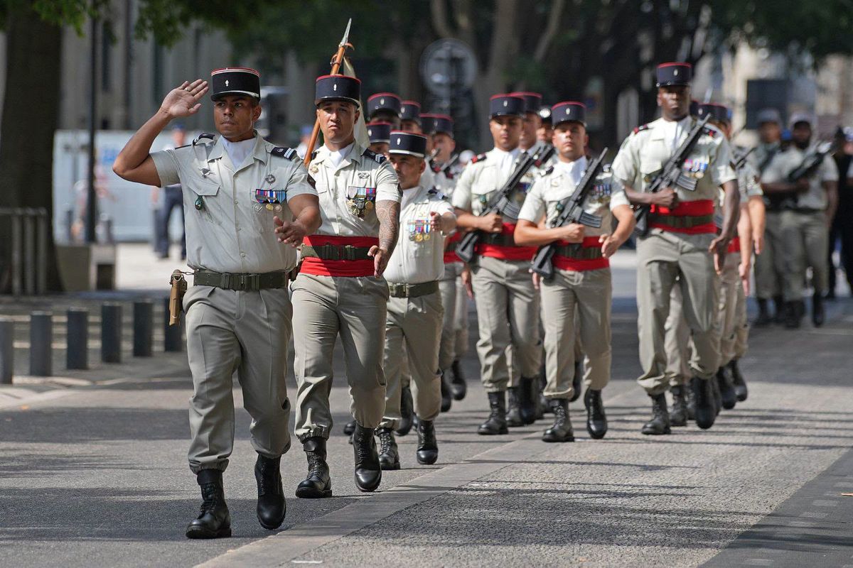 Un détachement du régiment défile, l'officier en tête salue