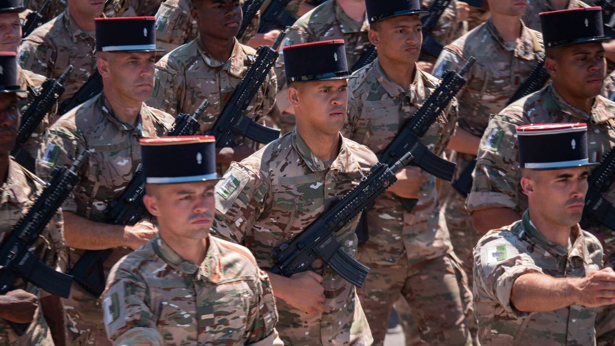Défilé du 14 juillet : tenue de sortie, képi et fusil