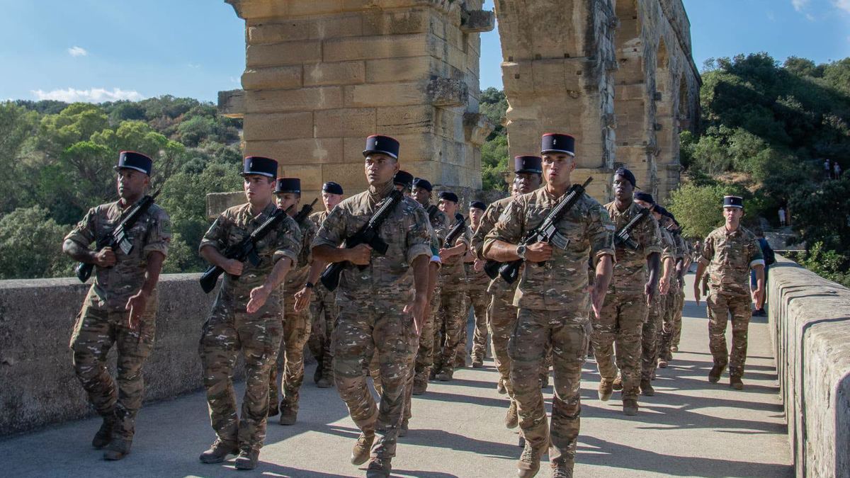Le régiment en marche au pont du Gard