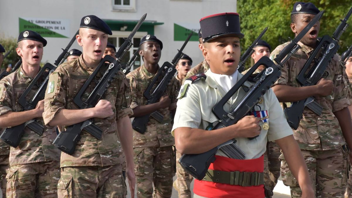 Tenue de sortie à képi et treillis à béret, côte à côte